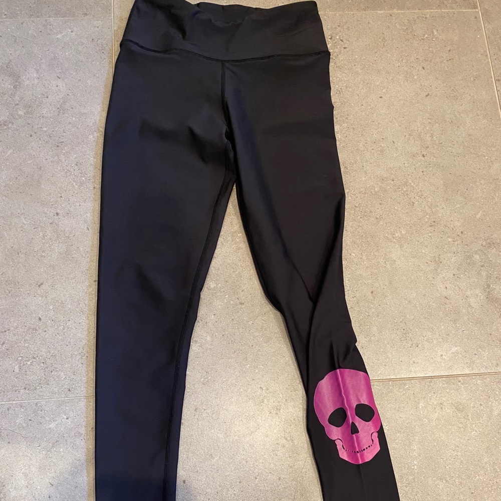 Black leggings with pink skulls